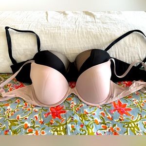 2/25 Victoria’s Secret 32D great condition Bras